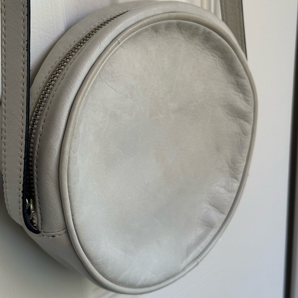 L’INTERVALLE WHITE LEATHER ROUND PURSE - Picture 6 of 7